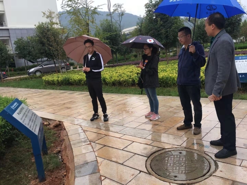 检查组检查雨水收集和再生水处理系统.jpg 检查组检查雨水收集和再生水处理系统.jpg