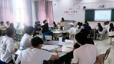 图片包含 游戏机, 桌子, 房间, 男人描述已自动生成