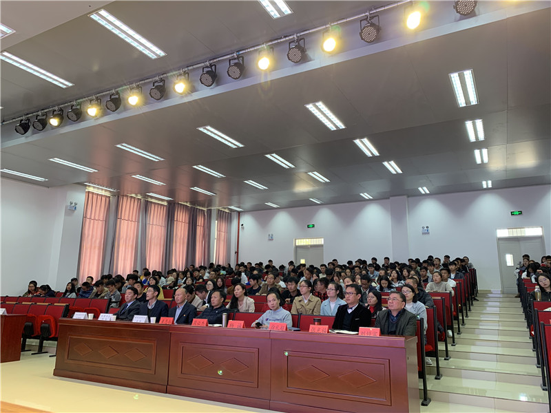 认真聆听培训的师生代表.jpg 认真聆听培训的师生代表.jpg