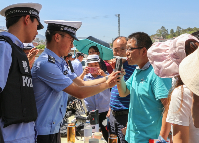 老师使用酒精测试仪.jpg 老师使用酒精测试仪.jpg