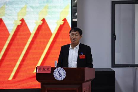 图片包含 男人, 桌子, 前, 站描述已自动生成 图片包含 男人, 桌子, 前, 站描述已自动生成