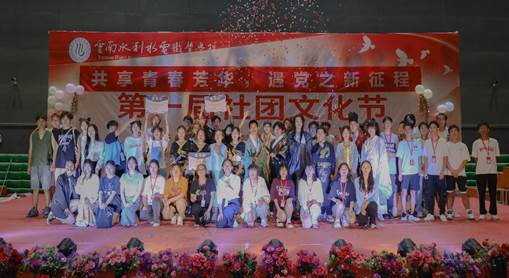 许多人站在一起中度可信度描述已自动生成