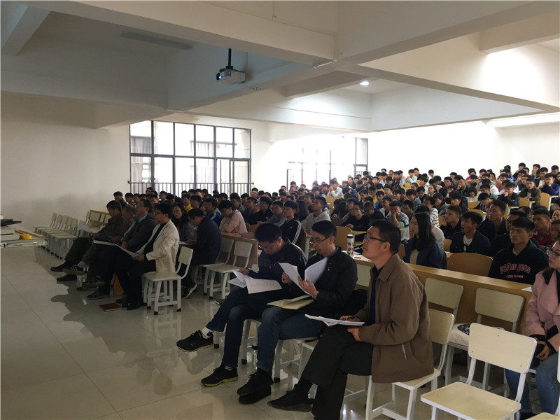 同学们认真听讲.jpg 同学们认真听讲.jpg
