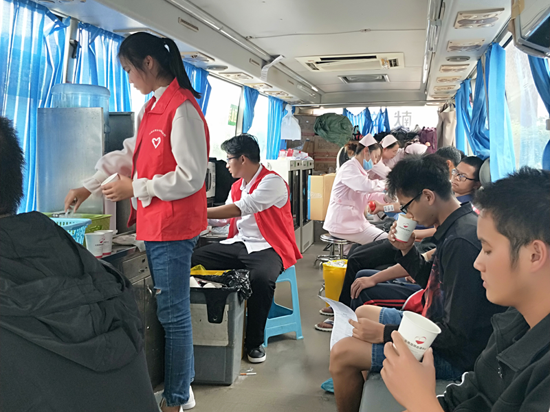 我院学子积极参与无偿献血活动.png 我院学子积极参与无偿献血活动.png