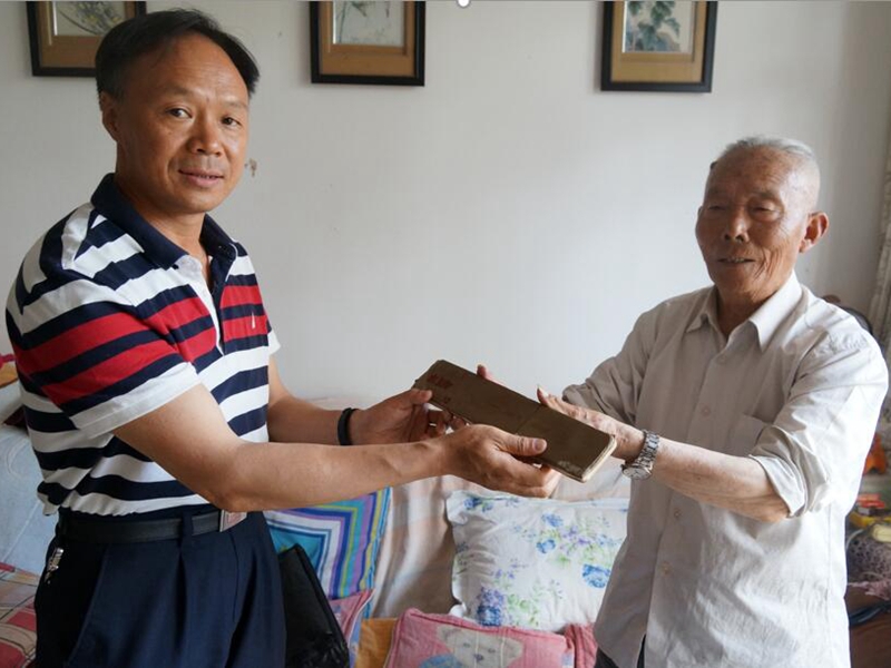李召民老书记向学院捐赠计算尺.jpg