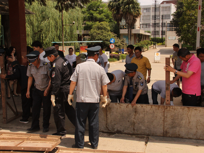 教职工现场观摩学习防洪防汛演练.JPG 教职工现场观摩学习防洪防汛演练.JPG